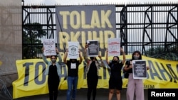 Aksi unjuk rasa menentang RKUHP di luar gedung DPR RI di Jakarta, 5 Desember 2022. (REUTERS/Willy Kurniawan)