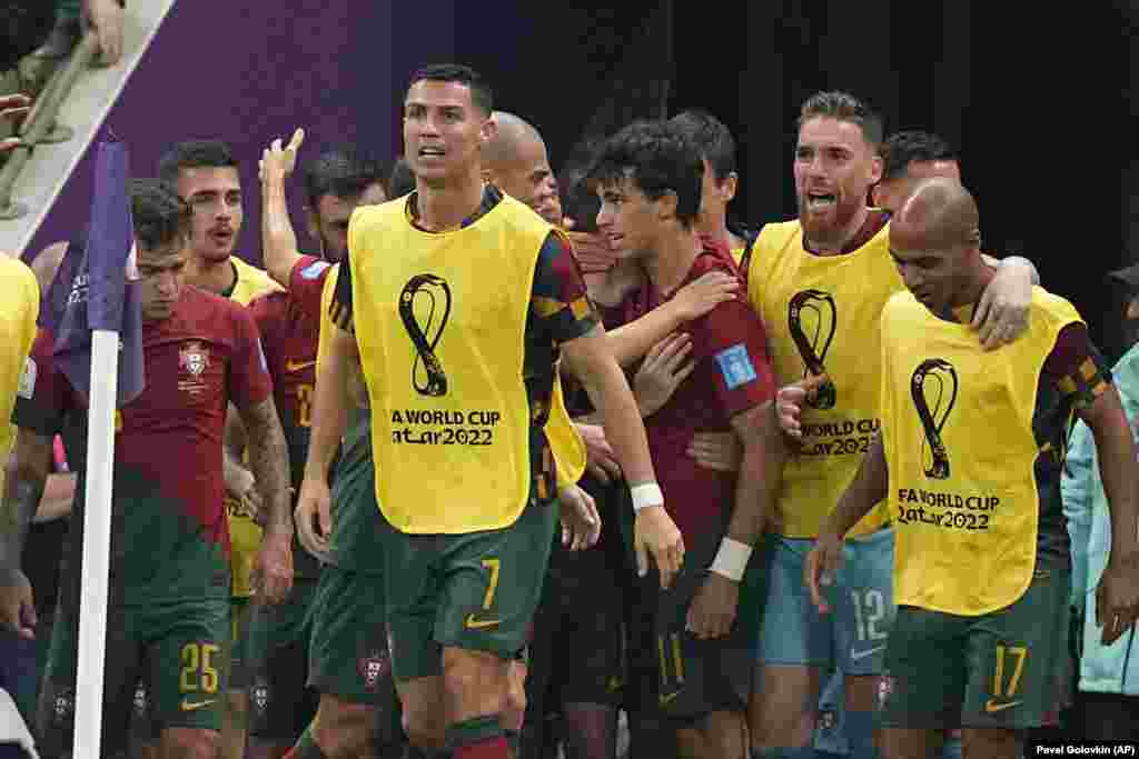 Cristiano Ronaldo e outros jogadores por trás celebram mais um golo de Portugal frente à Suíça. Portugal passou aos quartos-de-final do Mundial 