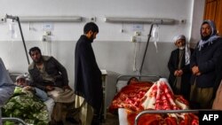 بم دھماکے میں زخمی افراد ،افغانستان کے ہسپتال میں اے ایف پی فوٹو