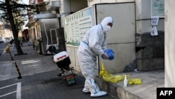 Un trabajador que usa equipo de protección personal (EPP) durante la pandemia de covid-19 en una calle de Beijing, China, el 11 de diciembre de 2022.