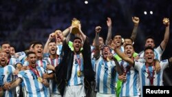 Leo Messi levanta el trofeo de la Copa del Mundo tras la victoria de Argentina contra Francia en la final el 18 de diciembre de 2022.