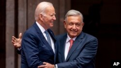 El presidente de México, Andrés Manuel López Obrador (der.) recibe en el Palacio Nacional de Ciudad de México al mandatario de EEUU, Joe Biden, para una reunión bilateral el 9 de enero de 20223.