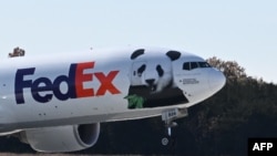 Teretni avion Panda ekspres poleće sa aerodroma Dales u Virdžiniji, 8. novembar 2023. (foto: Jim WATSON / AFP)