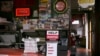 Un cartel ofrece contratación en un restaurante en la ciudad de Louisville, estado de Kentucky, en junio de 2021 tras algo más de un año de restricciones por la pandemia de COVID-19.