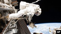 Astronaut AS Mark Vande Hei berjalan di luar angkasa untuk melumasi Canadarm2 pada 10 Oktober 2017. (Foto: NASA via AP)