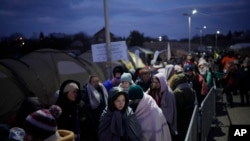 Refugjatë ukrainas duke kaluar në Poloni. 