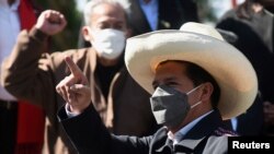 El presidente de Perú, Pedro Castillo, gesticula ante una reunión de gabinete binacional con su homólogo, el presidente de Bolivia, Luis Arce, en La Paz, Bolivia, el 30 de octubre de 2021.