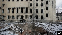 Vista del cráter de una bomba después del bombardeo ruso en el centro de Kharkiv, Ucrania, el miércoles 16 de marzo de 2022. (Foto AP/Pavel Dorogoy)
