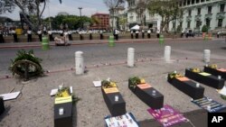 Ataúdes falsos yacían en el suelo como parte de una manifestación al margen de un evento que celebraba una nueva ley denominada "Ley para la Protección de la Vida y la Familia", para protestar por la nueva ley en Guatemala, el 9 de marzo de 2022.