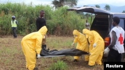 Petugas kesehatan mengangkut pasien ebola di Freetown, Sierra Leone (21/10). Bank Dunia memperkirakan biaya mencegah ebola di Afrika mencapai 3 hingga 4 miliar dolar.