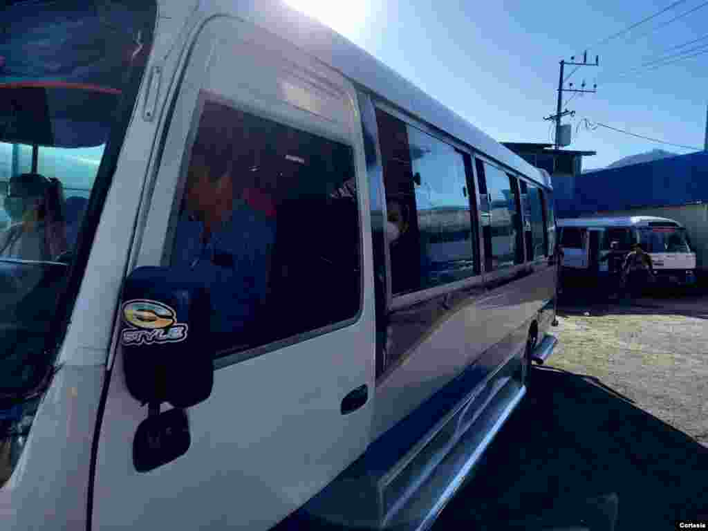Dos paradas de autobuses en la capital salvadoreña rebalsaron de personas el lunes, 14 de marzo.