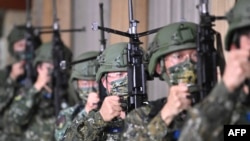 Tentara cadangan Taiwan mengikuti pelatihan militer di pangkalan militer di Taoyuan, 12 Maret 2022. (Sam Yeh / AFP)
