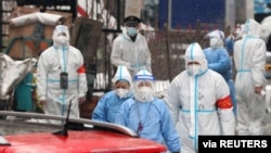 中國吉林省新冠疫情反撲，穿著防護服的醫療人員準備進入被圍封接受強檢的居民區。（2022年3月14日）
