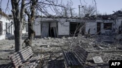 Los escombros cubren un hospital psiquiátrico alcanzado por los bombardeos rusos en Mykolaiv, en el sur de Ucrania, el 22 de marzo de 2022.