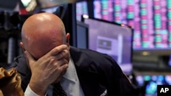 Un operador de la Bolsa de Nueva York reacciona a resultados del mercado. 