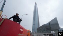 Seorang pekerja duduk di truk tangki airnya di sebelah menara bisnis Lakhta Centre, kantor pusat Gazprom di St. Petersburg, Rusia, 27 April 2022. Gazprom mengatakan pada 28 Desember 2024, akan menangguhkan ekspor gas ke Moldova pada 1 Januari. (Foto: Dmitri Lovetsky/AP Photo)
