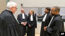 James Stewart, avocat principal, Peter Haynes et Kate Gibson, avocats associés pour la défense Kate Gibson, procureur en chef Fatou Bensouda et l'avocat principal Jean-Jacques Badibanga, de gauche, attendent Jean-Pierre Bemba pour entrer dans la Cour pénale internationale à La Haye, Pays-Bas, 21 mars 2016.