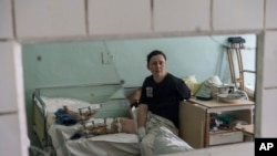 ARCHIVO - Natalya Vakula, de 44 años, descansa en un hospital en Brovary, en las afueras de Kiev, mientras se recupera de las heridas tras un ataque ruso en Chernihiv, Ucrania, el 26 de marzo de 2022.