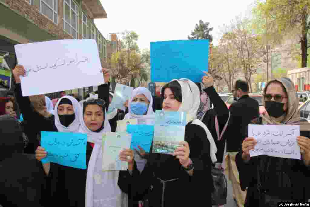 وزارت معارف طالبان ظاهراً دو دلیل را برای تاخیر بازگشایی موسسات تعلیمی برای دختران عنوان کرده است. نخست فراهم‌شدن شرایط مطابق شریعت و دوم، ایجاد فضا مطابق رسم و رواج و فرهنگ افغانی، اما در مورد این معیارهای تعیین‌شده هیچ‌گونه جزییات ارایه نشده است.