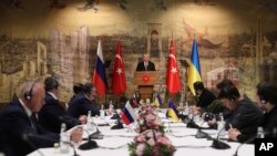 En esta imagen proporcionada por la presidencia de Turquía, el presidente de Turquía, Recep Tayyip Erdogan, en el centro, ofrece un discurso para recibir a las delegaciones rusa, a la izquierda, y ucraniana en Estambul, Turquía, el martes 29 de marzo de 2022.