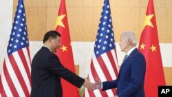 El presidente de Estados Unidos, Joe Biden, a la derecha, le da la mano al presidente chino, Xi Jinping, antes de su reunión al margen de la cumbre del G20, el lunes 14 de noviembre de 2022, en Nusa Dua, Bali, Indonesia. (Foto AP/Alex Brandon)