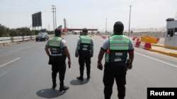 ARCHIVO - Policías peruanos durante una operación especial en Lima el 8 de abril de 2022.