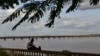 Un homme est assis sur les rives du fleuve Niger, à Bamako, le 31 juillet 2018.