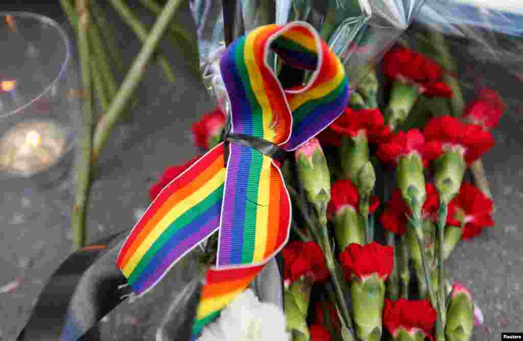 Moskva ko'chalarida gomoseksual insonlarni quvvatlovchi belgilar