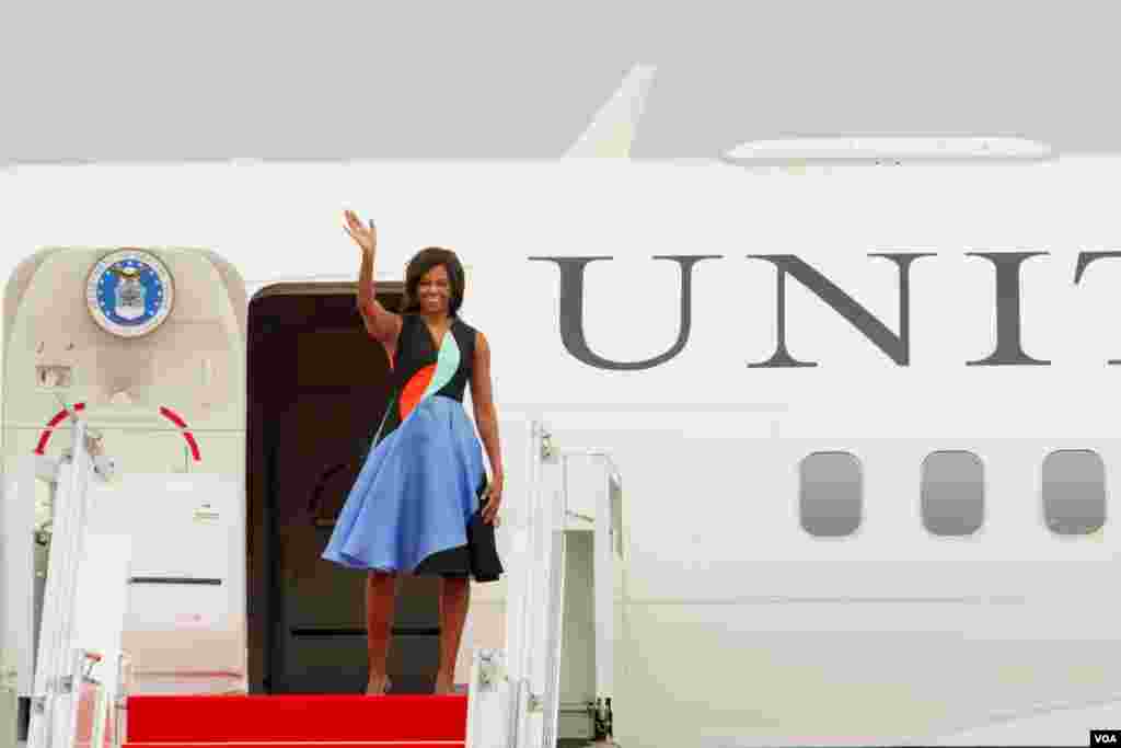 លោកស្រី Michelle Obama ភរិយាប្រធានាធិបតីសហរដ្ឋអាមេរិកបក់ដៃលាពីយន្តហោះរដ្ឋាភិបាលអាមេរិក ខណៈដែលលោកស្រីរៀបនឹងអញ្ជើញចាកចេញពីអាកាសយានដ្ឋានអន្តរជាតិសៀមរាប កាលពីព្រឹកថ្ងៃអាទិត្យ ទី២២ ខែមីនា ឆ្នាំ២០១៥។ (នៅ វណ្ណារិន/VOA)