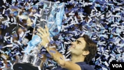 Roger Federer mengalahkan Jo-Wilfried Tsonga dalam Final ATP World Tour di London.