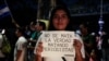 Una manifestante participa en una protesta para conmemorar el Día Mundial de la Libertad de Prensa en Managua, Nicaragua, 3 de mayo de 2018. 