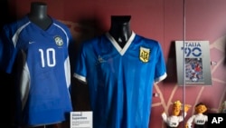 ARCHIVO - La casaca usada por el futbolista argentino Diego Maradona en cuartos de final del Mundial 1986 contra Inglaterra está exhibida en el Museo Nacional de Fútbol en Manchester, Inglaterra, 26 de noviembre de 2020. La camiseta que usó Diego Maradona cuando anotó el controvertido gol de la “mano de Dios” _y luego el mejor gol de la historia de los mundiales_ contra Inglaterra en el Mundial de 1986 está en venta, y la subastadora Sotheby's estima que recaudará más de 4 millones de libras (5,2 millones de dólares) en una subasta online que comienza el 20 de abril.(AP Foto/Jon Super, file)