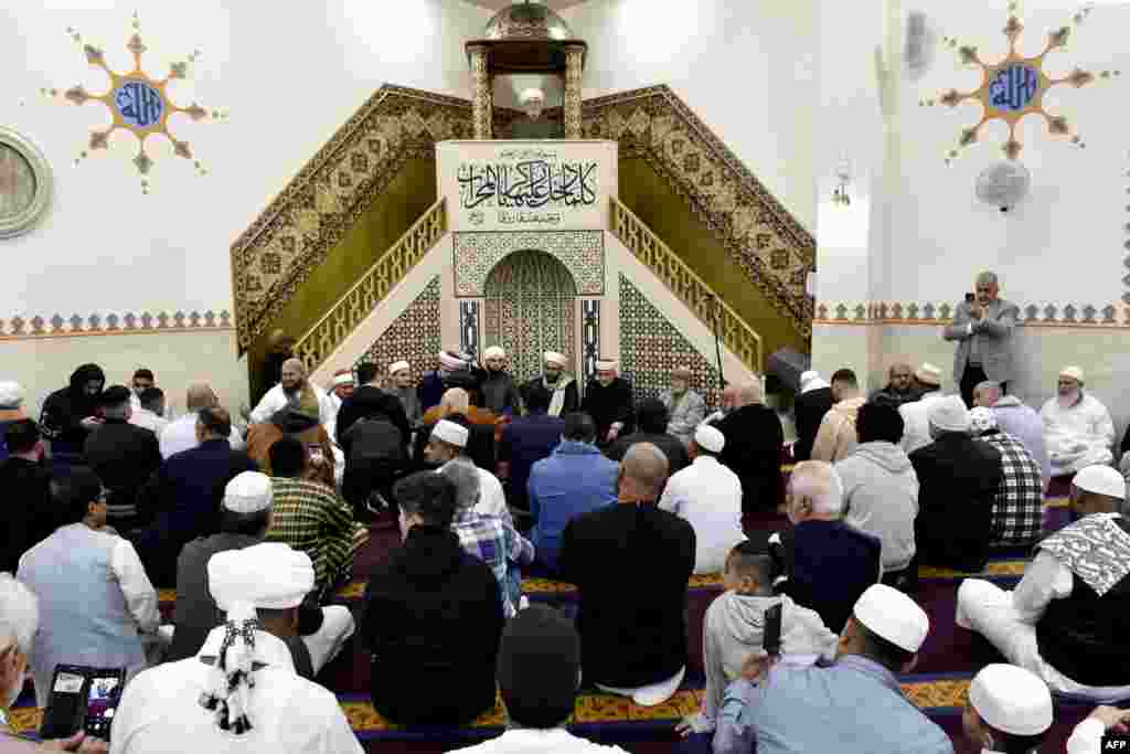 آسٹریلیا کے شہر سڈنی کی ایک مسجد میں عید کی نماز کے بعد خطبہ دیا گیا۔ 
