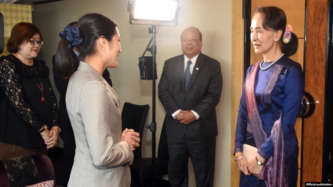 ဂျပန် NHK သတင်းဌာနက Orie Sugimoto က ဒေါ်အောင်ဆန်းစုကြည်ကို တိုကျိုမြို့ Hotel New Otani မှာ တွေ့ဆုံ အင်တာဗျူး။ 