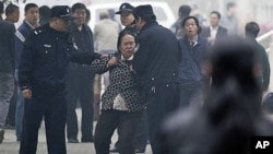 中国一些民众认为遭到政府官员不公对待而上访，一名上访妇女被北京警察拘押