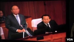 Health Minister Mam Bunheng (left) testifies in the National Assembly concerning irregularities in the health sector, December 29, 2016. (Kann Vicheika/VOA Khmer) 