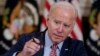 El presidente Joe Biden ajusta su micrófono durante una reunión en la Casa Blanca sobre la inteligencia artificial el martes 4 de abril de 2023. 