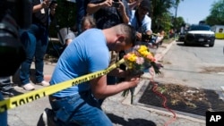 Warga setempat memanjatkan doa bagi para korban penembakan di sekolah dasar "Robb Elementary School" di kota Uvalde, Texas, Rabu (25/5).