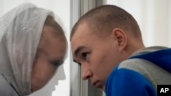 Rossiya serjanti Vadim Shishimarin Kiyev sudida, 23-may, 2022. 21 yoshli askar begunoh ukrainni o'ldirganlikda aybdor deb topilib, bir umrga qamaldi.