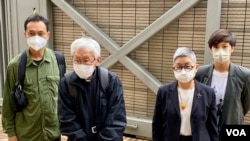 已停止运作的”612人道支援基金”4名信托人：（左起）学者许宝強、天主教香港教区荣休主教陈日君、大律師吳霭仪、歌手何韵诗，5月24日到西九龙裁判法院出庭。(美国之音/汤惠云)