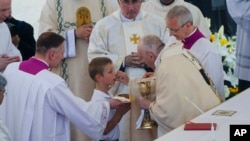 El Papa Francisco da la sagrada comunión durante la Misa de canonización de 10 nuevos santos en la Plaza de San Pedro en el Vaticano, el domingo 15 de mayo de 2022.