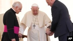 El papa Francisco, flanqueado por monseñor Leonardo Sapienza, a la izquierda, y el ayudante Piergiorgio Zanetti, a la derecha, se retira después de su audiencia general semanal en la Plaza de San Pedro, en el Vaticano, el miércoles 25 de mayo de 2022. (Foto AP/Andrew Medichini)