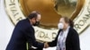 María Consuelo Porras le da la mano al presidente Alejandro Giammattei, luego de jurar como fiscal general hasta 2026, en el Palacio Nacional, en la Ciudad de Guatemala, Guatemala, el 16 de mayo de 2022.