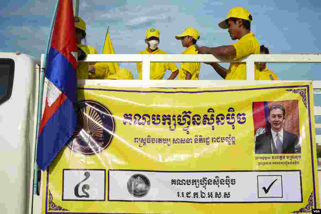 ទិដ្ឋភាពទូទៅនៃយុទ្ធនាការឃោសនាបោះឆ្នោតឃុំសង្កាត់របស់គណបក្សរាជានិយមហ្វ៊ុនស៊ិនប៉ិច ដែលមាន ព្រះអង្គម្ចាស់ នរោត្តម ចក្រាវុធ ជាព្រះប្រធានគណបក្ស នៅក្រុងតាខ្មៅ ខេត្តកណ្តាល ថ្ងៃទី២២ ខែឧសភា ឆ្នាំ២០២២។ (ខាន់ សុគុំមនោ/វីអូអេ)
