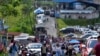 Familiares de reclusos esperan afuera de la prisión de Bella Vista después de un motín, en Santo Domingo de los Tsachilas, Ecuador, el 9 de mayo de 2022.