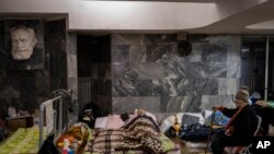 En Fotos | Ucranianos se refugian en el metro en Járkov