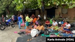 ARCHIVO - Un grupo de familias espera fuera del centro penal La Esperanza, en San Salvador, información sobre sus familiares presos durante el régimen de excepción.