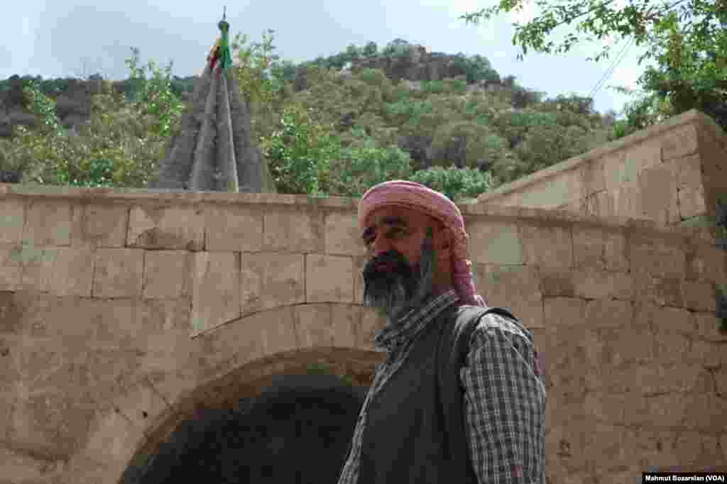 Laleş'teki Şeyh Adi Türbesi'ni ziyaret eden Ezidi