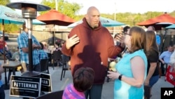 El vicegobernador de Pensilvania, John Fetterman, quien se postula para la nominación demócrata para el Senado de los EEUU por Pensilvania, saluda a los partidarios en una parada de campaña, el 10 de mayo de 2022, en Greensburg, Pensilvania.