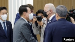 El presidente de Corea del Sur, Yoon Suk-yeol, con el vicepresidente de Samsung Electronics, Lee Jae-yong, saluda al presidente de los Estados Unidos, Joe Biden, antes de una visita a una fábrica de semiconductores en el campus de Samsung Electronics Pyeongtaek en Pyeongtaek, Corea del Sur, el 20 de mayo de 2022. REUTERS/ jonathan ernst